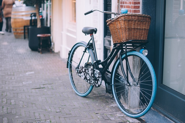 Wiklinowy lub rattanowy koszyk rowerowy to dobry wybór dla wszystkich lubiących wiejski styl. 