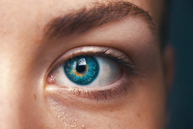 Nie da się ukryć, że niebieskie oczy mogą być niezwykle piękne, zwłaszcza gdy dołączy do nich makijaż dla niebieskich oczu