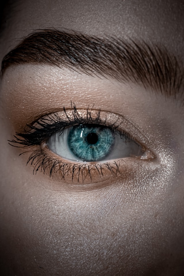 Kolory miedzi i złota doskonale komponują się z błękitnymi oczami. 