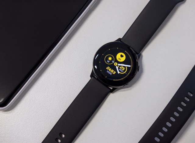 Niektóre smartwatche wyglądają jak klasyczne zegarki - to rozwiązanie idealne dla miłośników tradycji. 